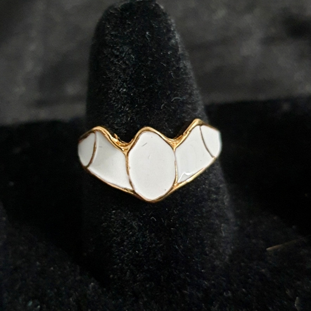 Elegant Gold and White Enamel Women's Ring